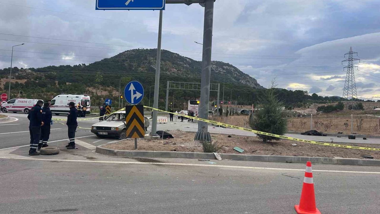 Troya tüneli kavşağında çarpışma: otomobilde 2 kişi yaşamını yitirdi