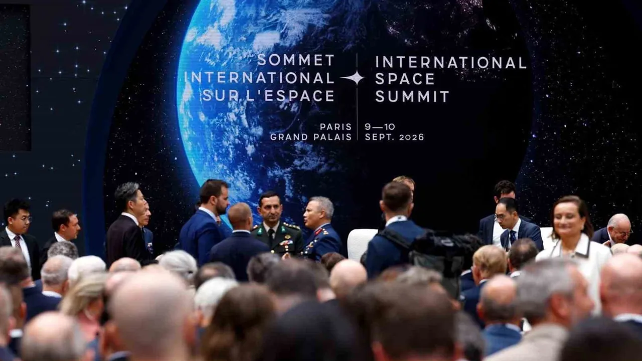 Tuğgeneral Alper Gezeravcı Paris'te uzay zirvesinde Türkiye'yi temsil etti