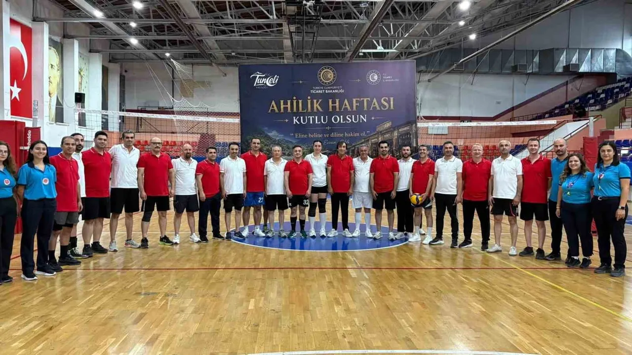 Tunceli'de ahilik haftasında protokol ve esnaf voleybol sahasında buluştu