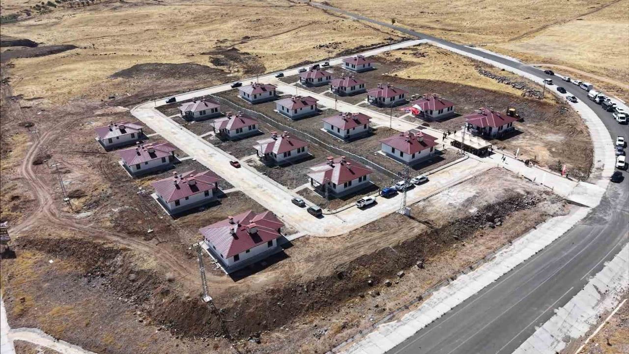 Tunceli'de yeni yaşam alanları: Pertek Beydamı'nda 18 kırsal konut teslim edildi