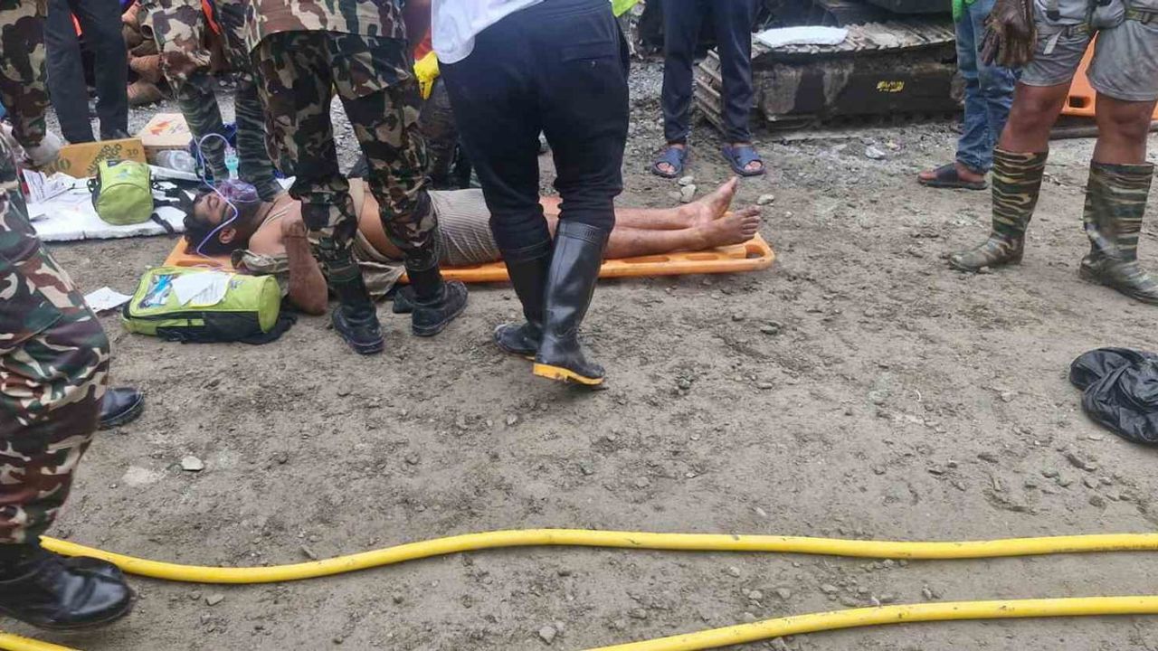 Tünelden 10 gün sonra sağ çıktılar: Nepal'de selde mahsur kalan iki işçi kurtarıldı