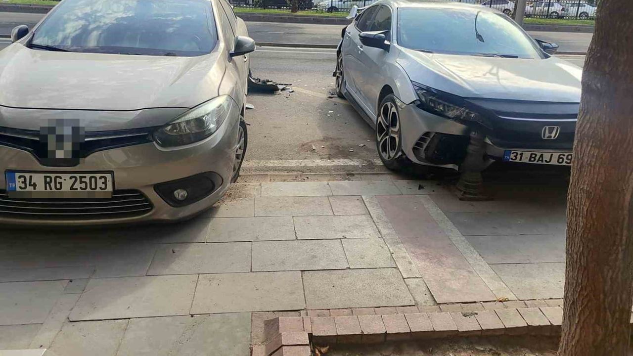 Turgut Özal Bulvarı'nda otomobil kontrolden çıktı, sürücü olay yerini terk etti