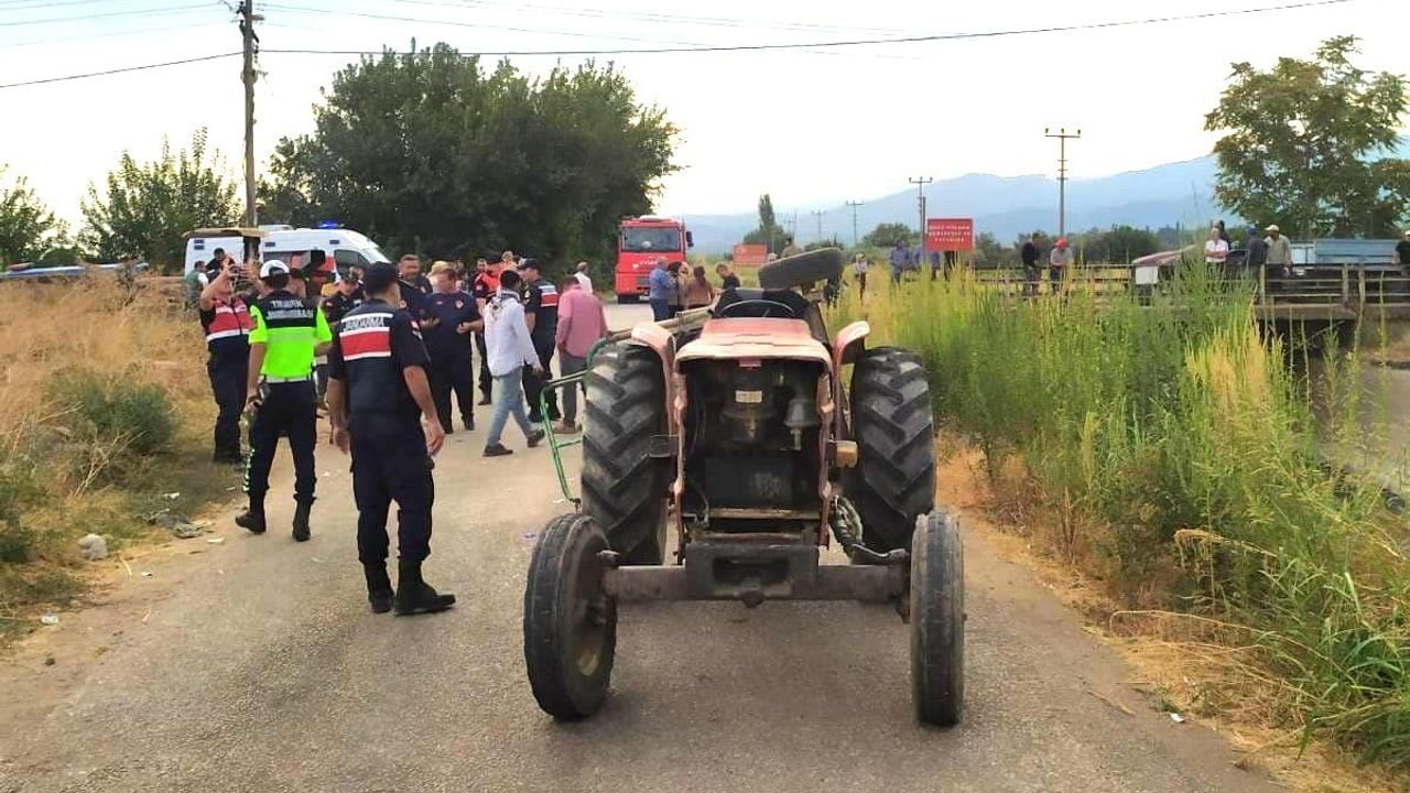 Turgutlu'da avare demiri kırılan traktör kasası yan devrildi: 4 yaralı