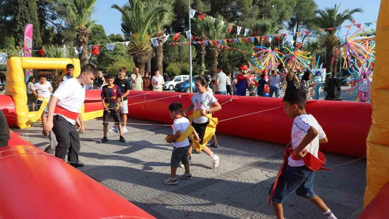 Turgutlu'da barış günü neşesi balon korteji ve oyunlarla sokaklara taştı