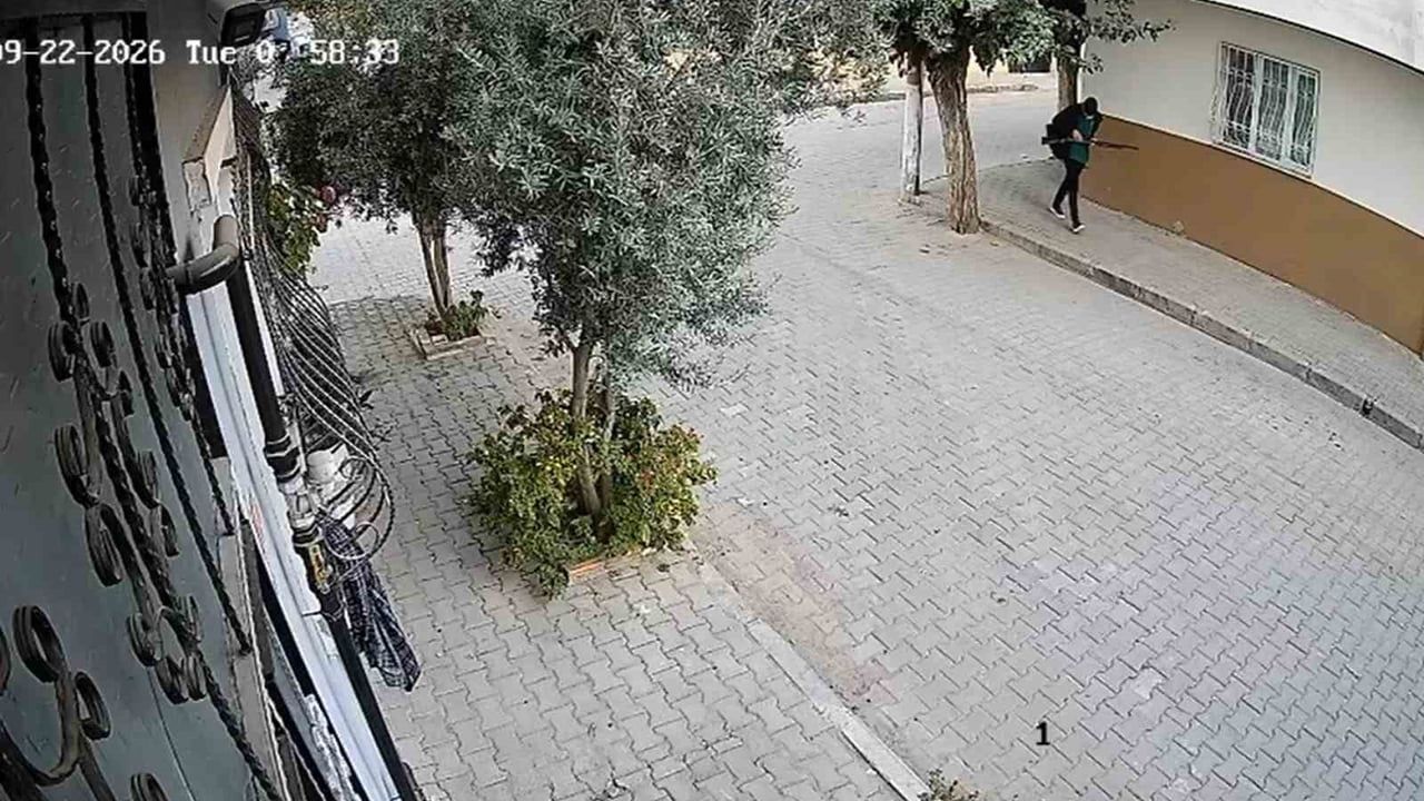 Turgutlu'da pompalı tüfekle yürüyen şüphelinin yeni görüntüleri