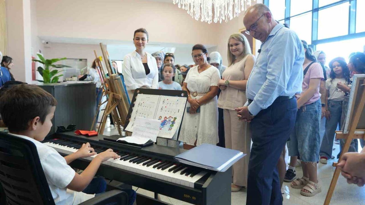 Turgutlu'da yaz dönemi kursları sergi ve piyano gösterisiyle noktalandı