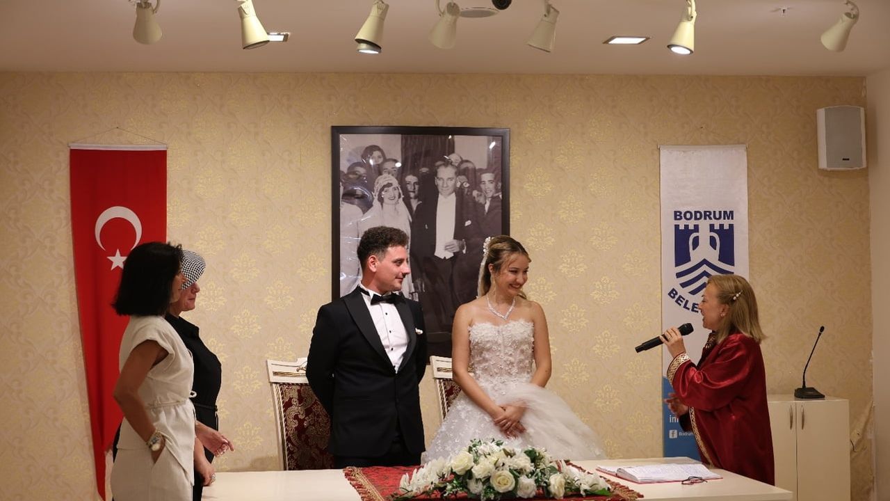 Turgutreis'te evlendirme hizmetleri çiftlerin işlemlerini merkeze gitmeden tamamlamasına imkan tanıyor