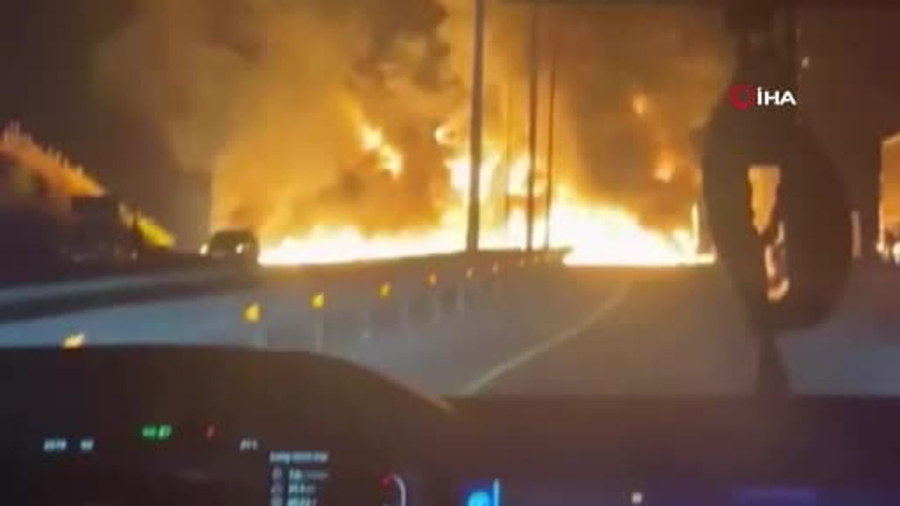 Türkistan'da 22 ton sentetik yağ taşıyan tır alev aldı: yol temizliği sürüyor