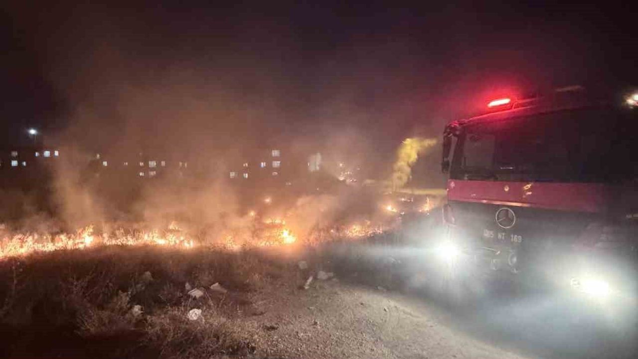Tuşba İskele'de örtü üstü yangın büyümeden söndürüldü
