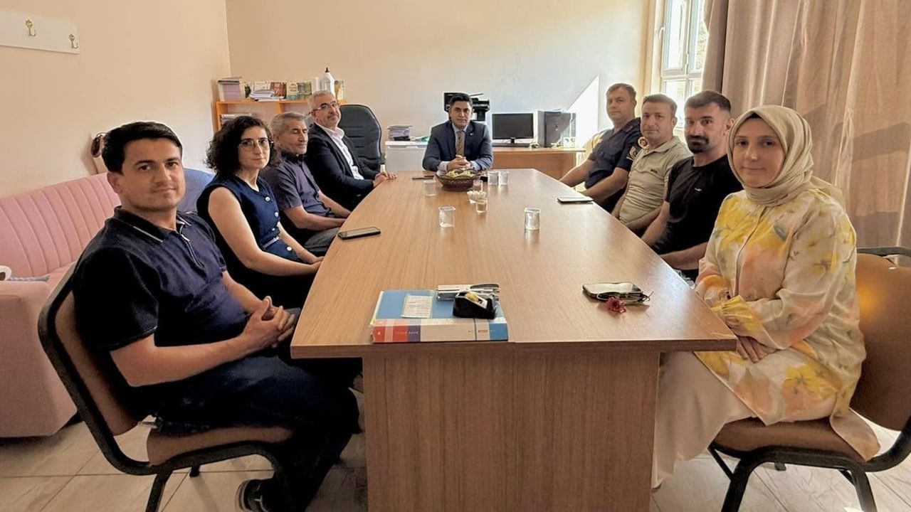 Tut kaymakamı Yaylımlı ortaokulunda öğrencilerin hayallerini dinledi
