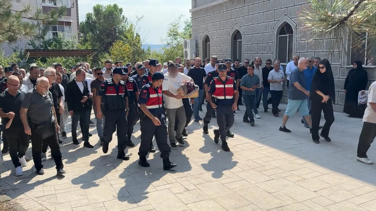 Tutuklu baba, 3 aylık Umay Melek'in tabutunu kucağında taşıdı