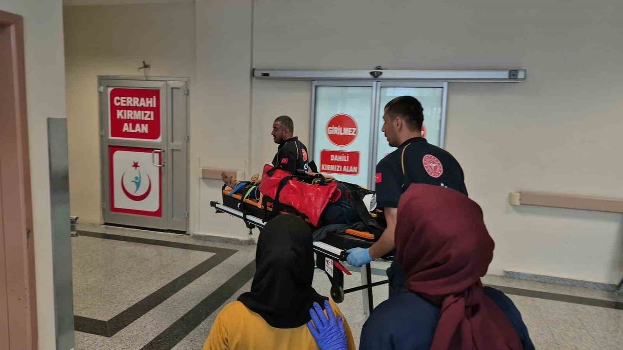 Tütün yüklü römork devrildi: Külafhöyük'te 8 kişi yaralandı