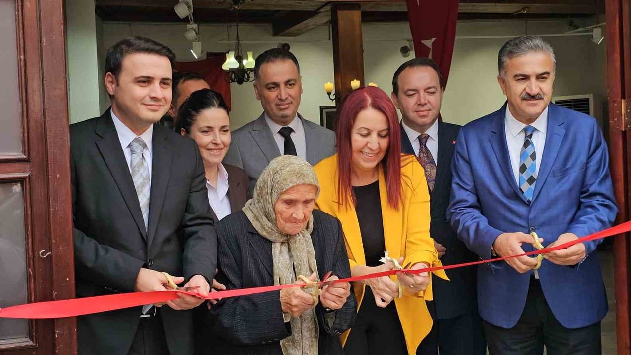 Tuvaliyle dünyasını unutan 81 yaşındaki ressam Zonguldak'ta ikinci sergisini açtı