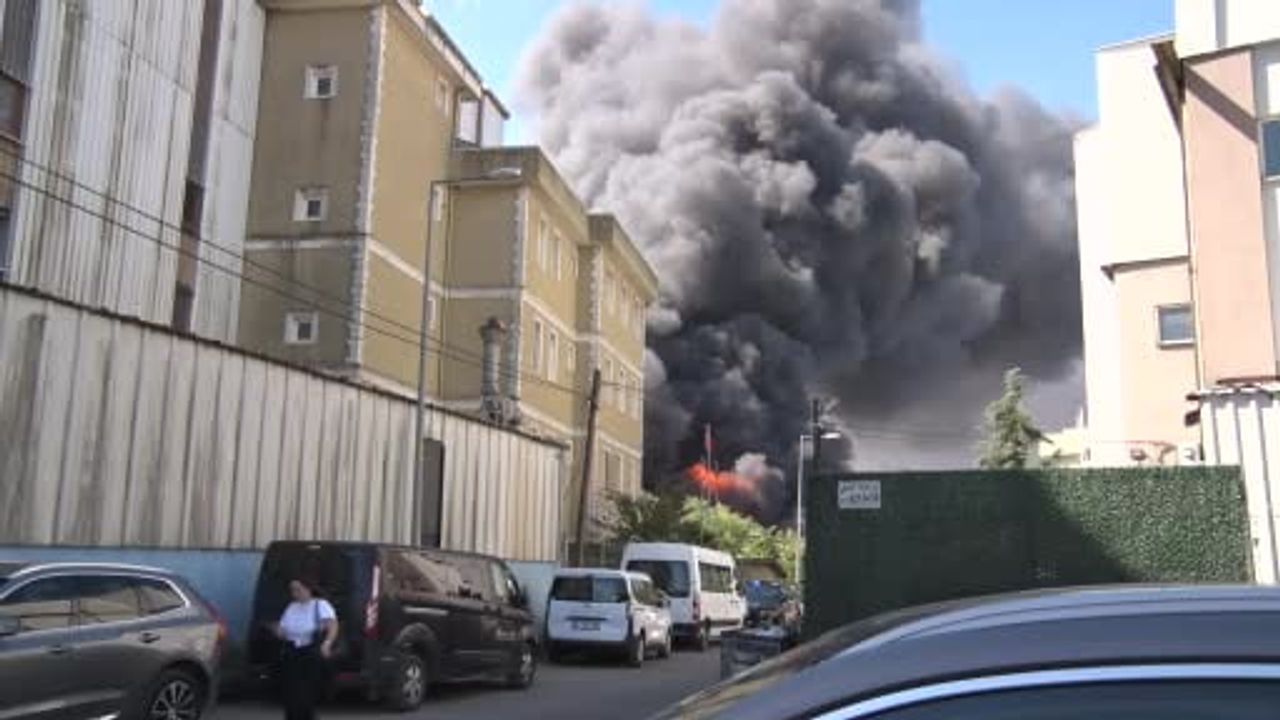 Tuzla'da alarma dönüşen deri sanayi bölgesi yangını çevreyi dumanla kapladı