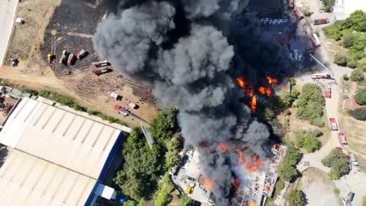 Tuzla'da depo yangınında patlama dron kamerasında