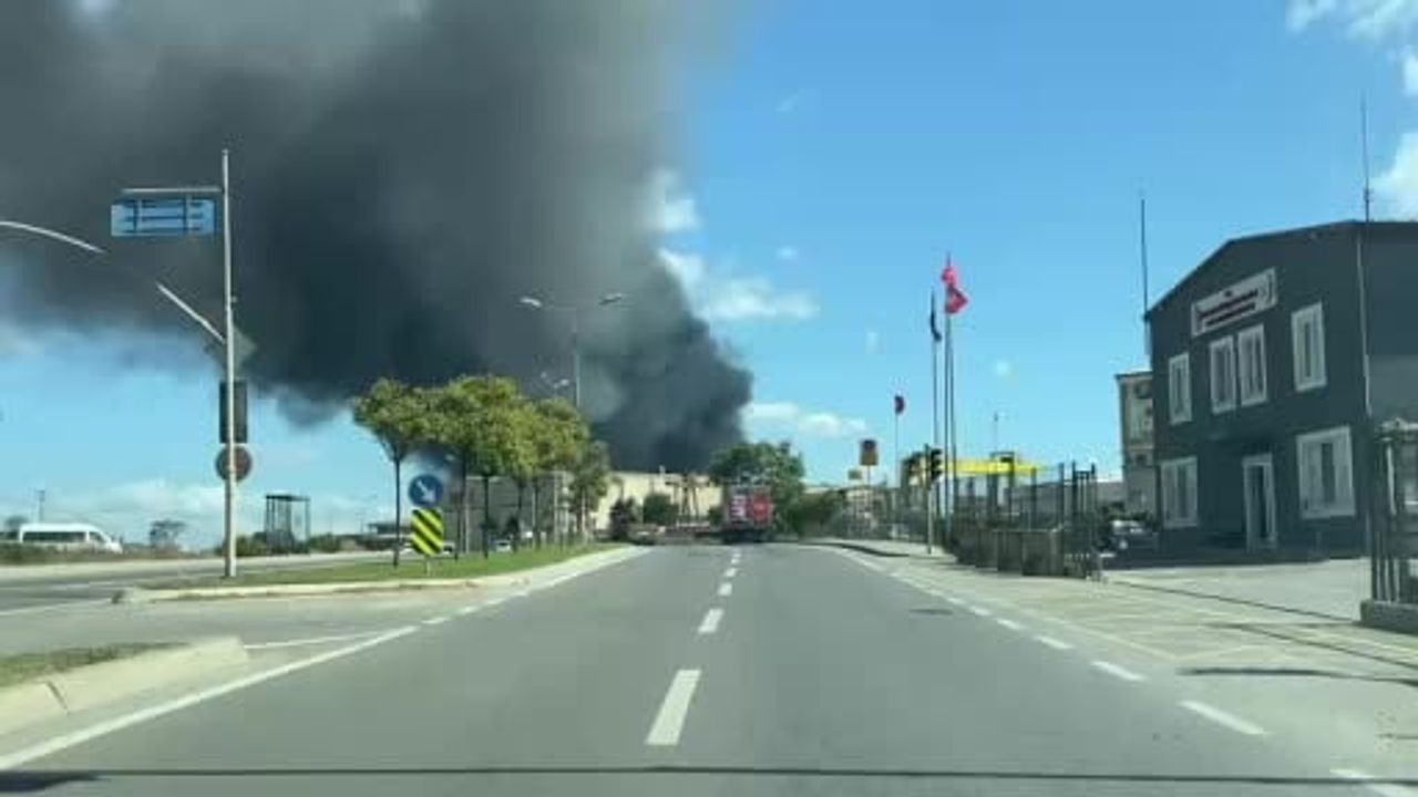 Tuzla'da depolama alanında yangın, çevre ilçelerden ekipler sevk edildi