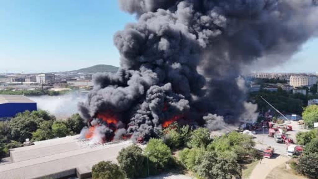 Tuzla'da Orhanlı Deri Sanayi Bölgesi'nde fabrika yangını dron patlama anını kaydetti