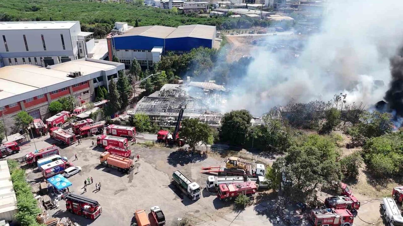 Tuzla’da patlamalarla büyüyen kimyasal fabrika yangını kısmen kontrol altına alındı
