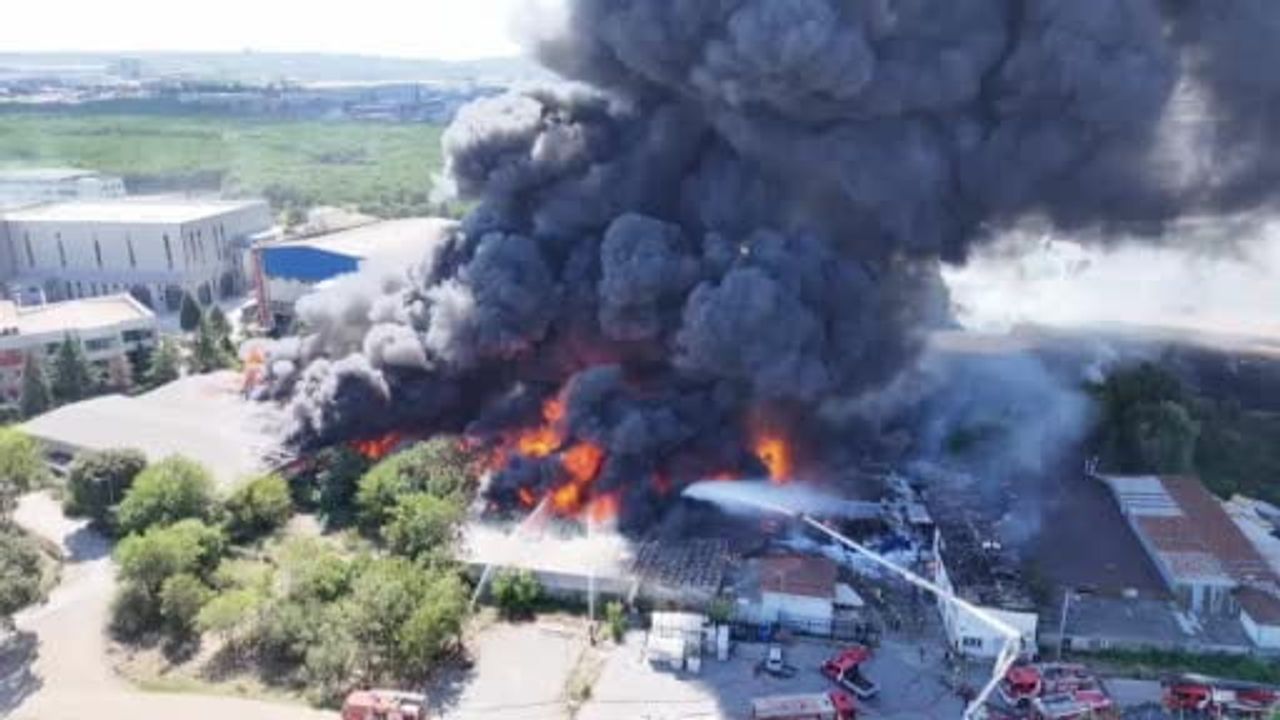 Tuzla Orhanlı'da deri fabrikasında çıkan yangın, itfaiye müdahalesi sürüyor