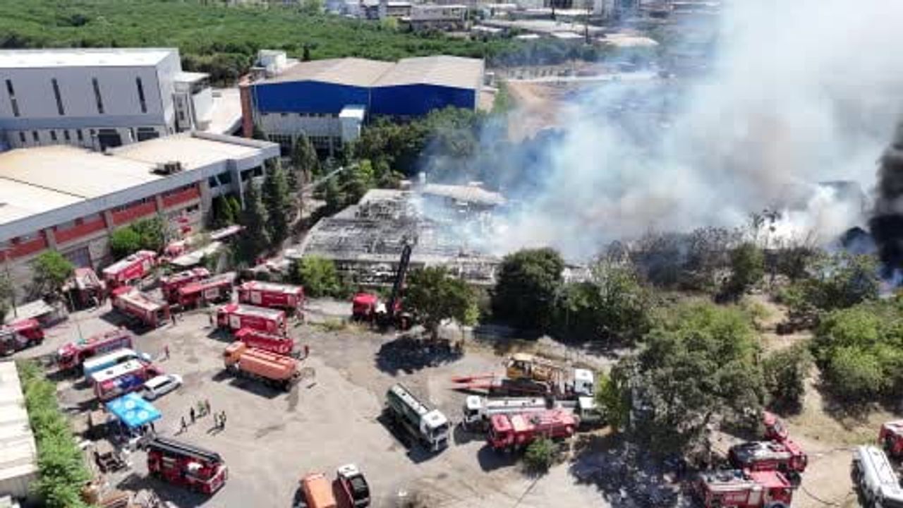 Tuzla Orhanlı'da patlamalarla büyüyen kimyasal fabrika yangını kısmen kontrol altına alındı