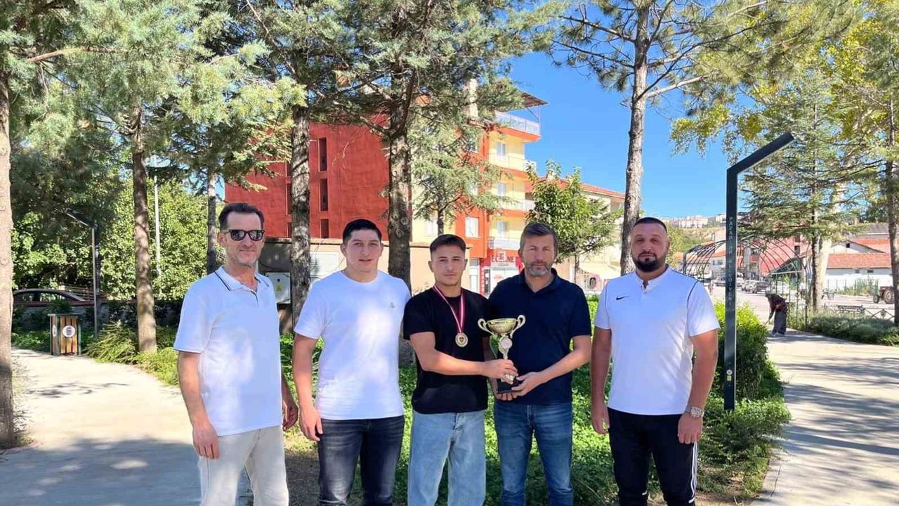 Üç aylık ekibin tarihi zaferi: Pazarlar Spor Lisesi ilk şampiyonluğunu kazandı