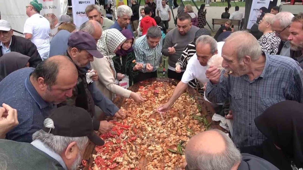 Üç metrelik tabakta birlik mesajı: Bursa döneri sofrayı paylaştı