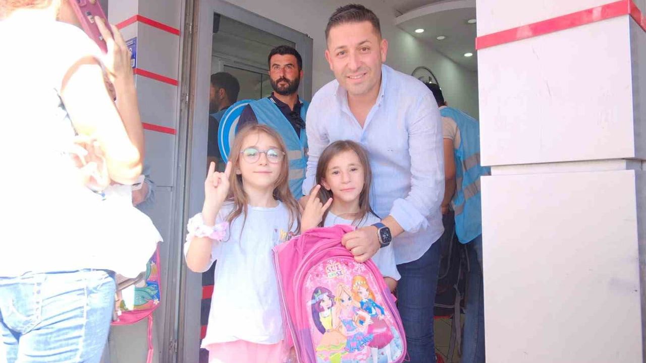 Ülkü Ocakları Kayseri'de 5 bin öğrenciye kırtasiye desteği sağladı