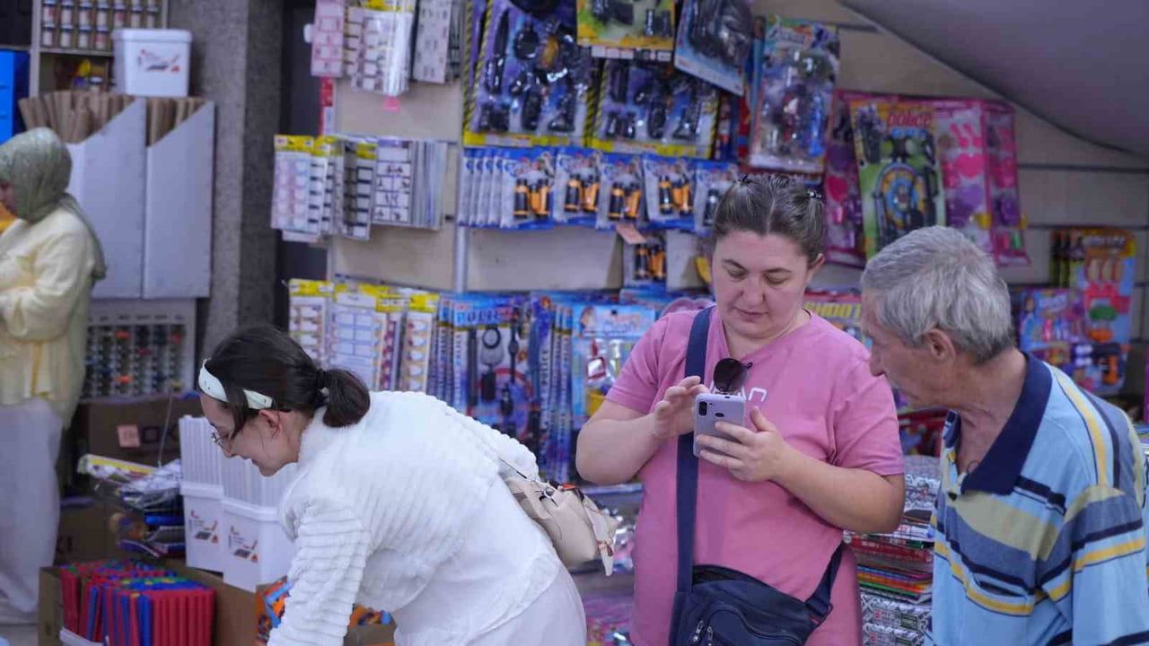 Ulus'ta yaz bitmeden başlayan okul telaşı Çıkrıkçılar Yokuşu'nu canlandırdı