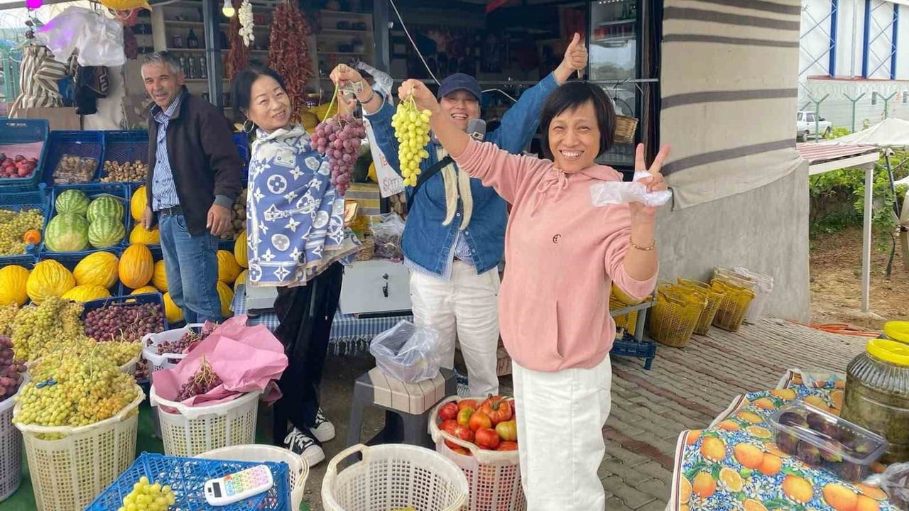 Uluslararası lezzet molası: Venezüellalı turistler Sarıgöl üzümlerine hayran kaldı