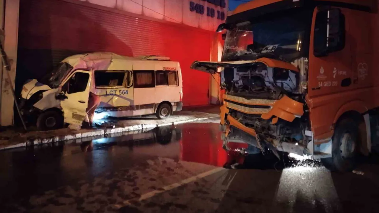 Ümraniye'de İSTAÇ kamyonu ile servis minibüsü çarpıştı, trafik lambası devrildi