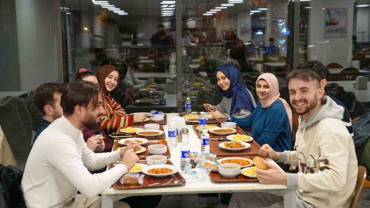 Ümraniye’de öğrenci lokantası gençlere ücretsiz akşam yemeği sunuyor