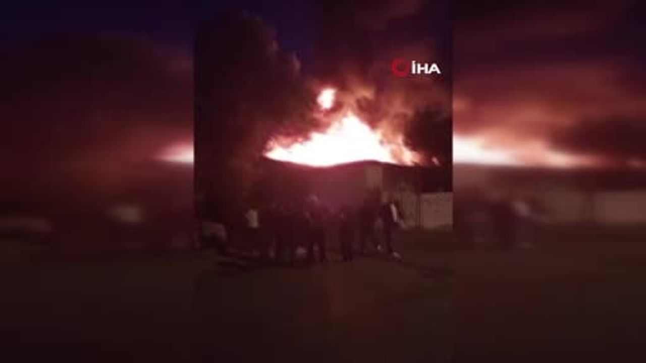 Ümraniye Elmalıkent'te çatıda başlayan yangın bitişik üç gecekonduya büyük hasar verdi