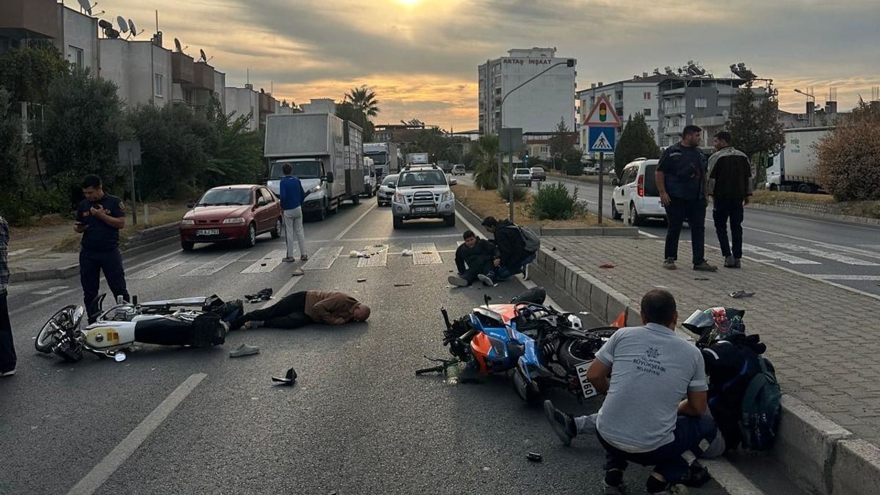 Umurlu'da kavşakta çarpışma: motosiklet sürücüleri yaralandı