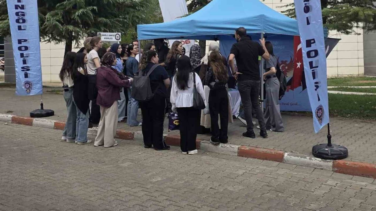 Üniversitede bilgilendirme stantları kuruldu: El Ele Güvenli Geleceğe projesiyle farkındalık