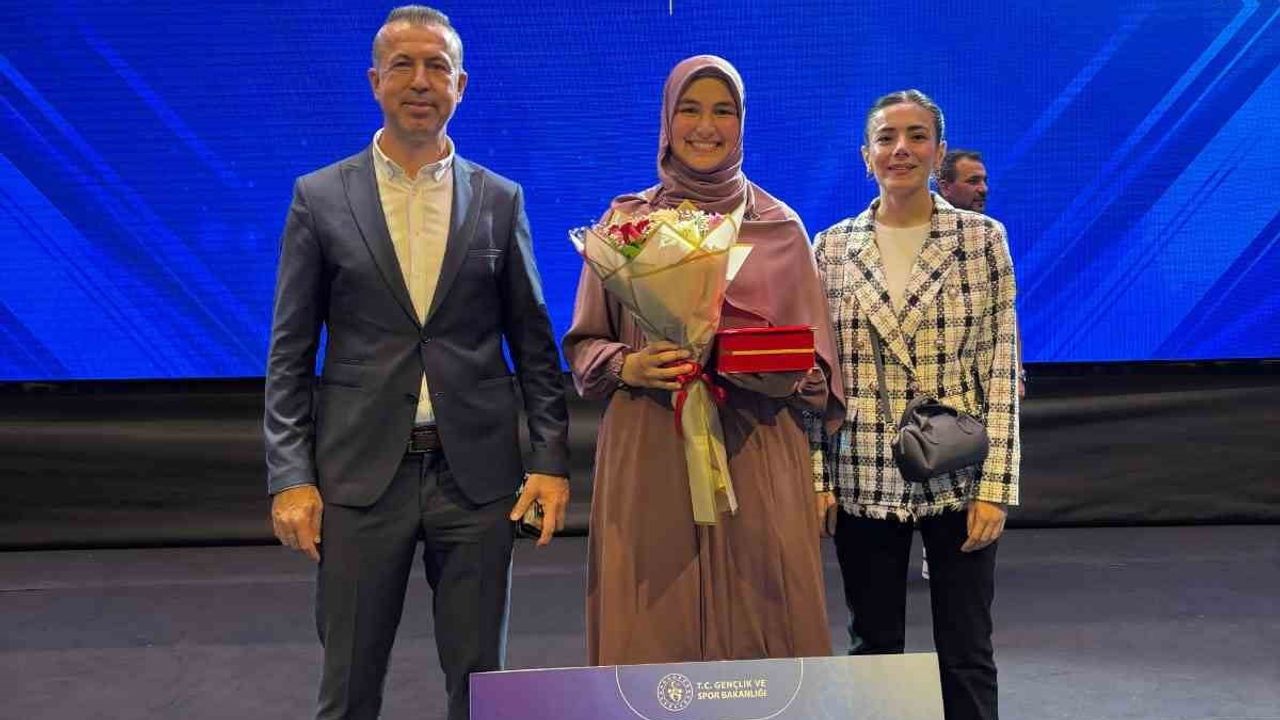 Üniversitenin genç sesi: Esmanur Çancılar şiir dalında Türkiye birincisi