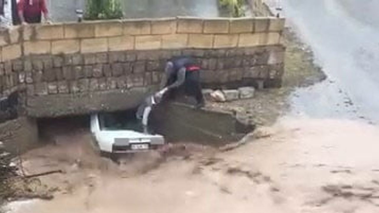 Ürgüp'ün Karakaya köyünde sağanak sonrası köprü altında sıkışan araçtan arka camdan kurtarılma anları