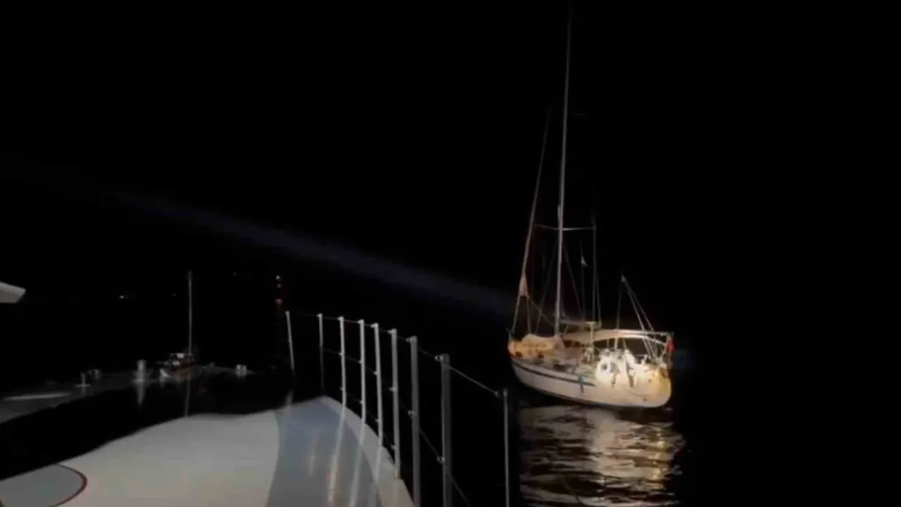 Urla açıklarında sabah operasyonu: yelkenlide 11 düzensiz göçmen ve iki kaçakçı bulundu