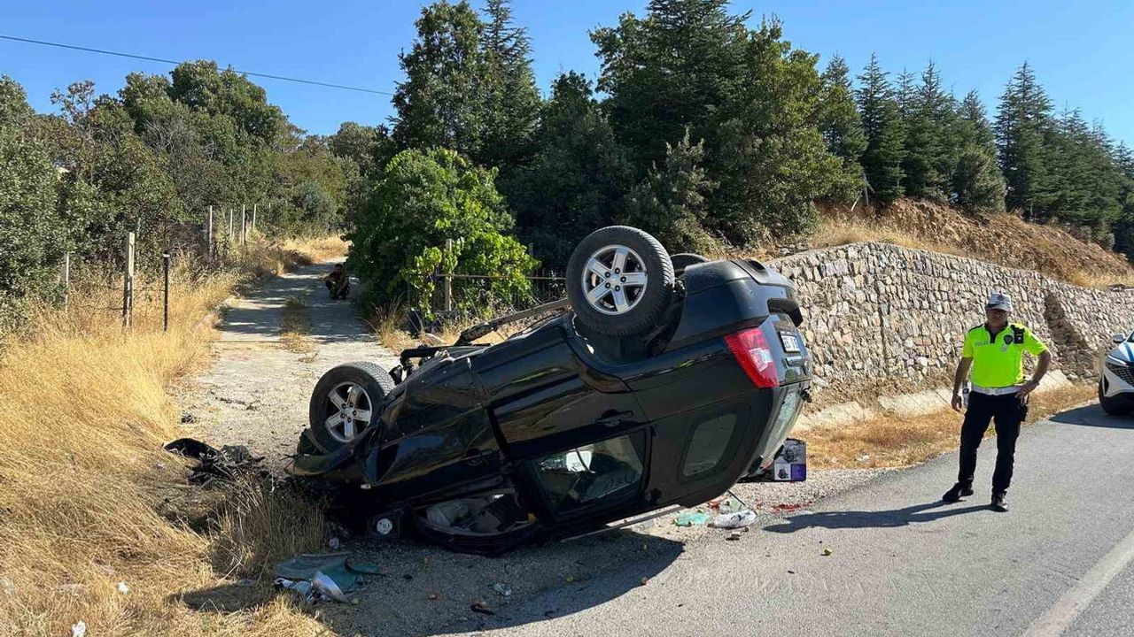 Uşak'ta Derbent köyü yakınında takla atan otomobilin sürücüsü ağır yaralandı