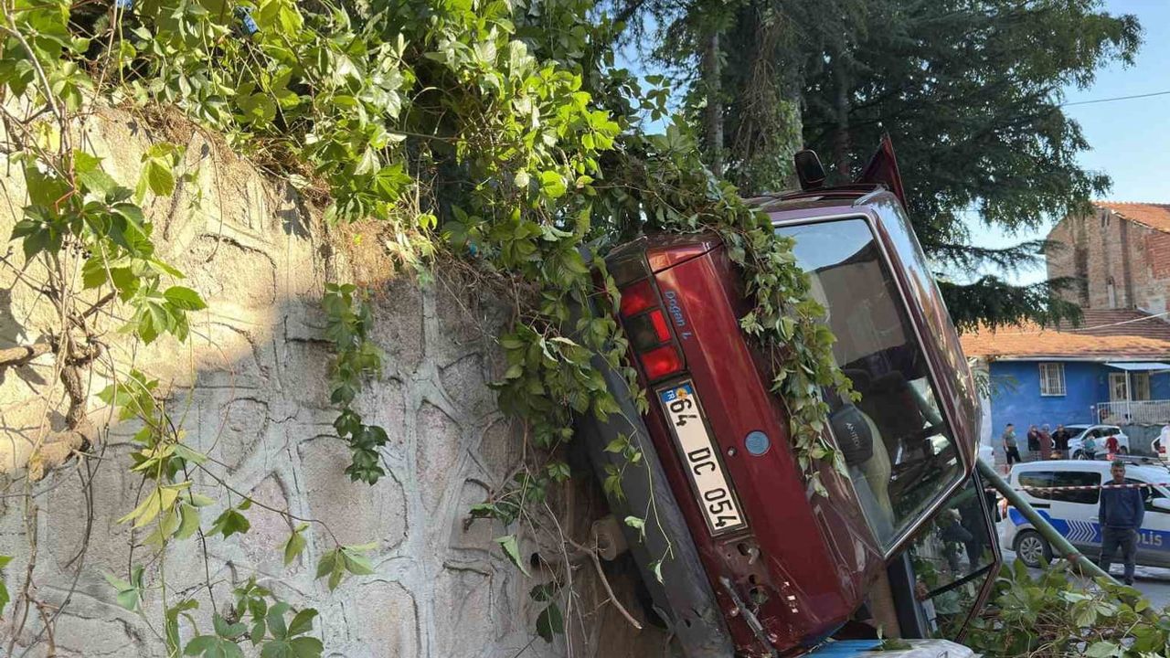 Uşak'ta direksiyon hakimiyetini kaybeden araç istinat duvarı korkuluklarına takıldı
