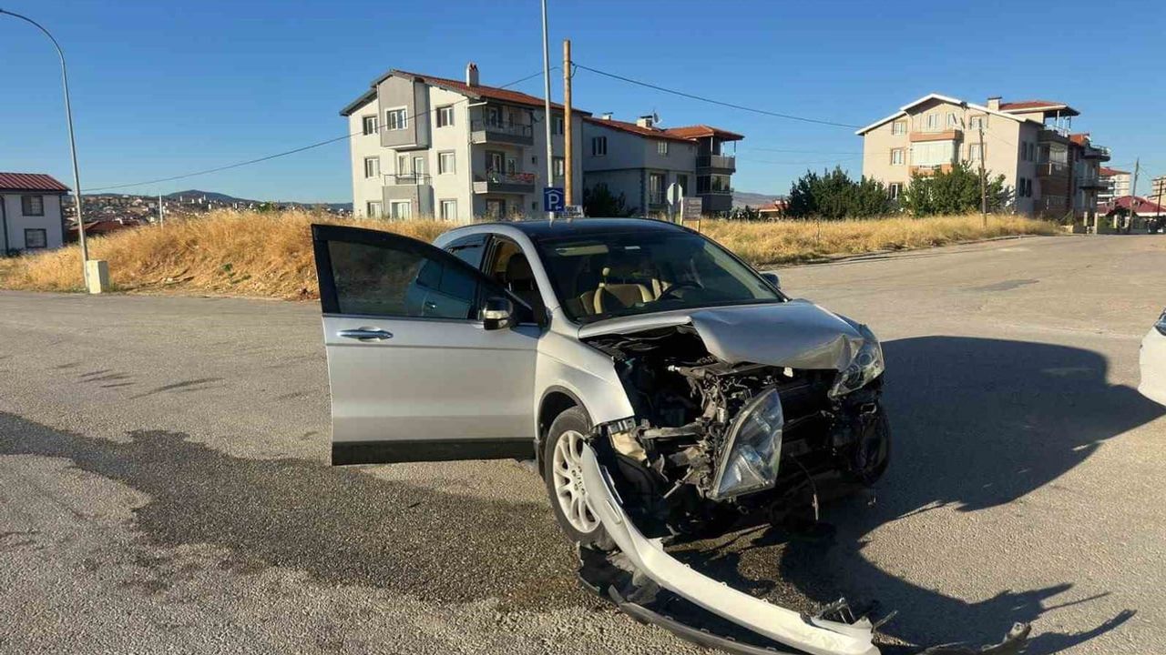 Uşak'ta kavşakta çarpışma: bir çocuk da yaralandı