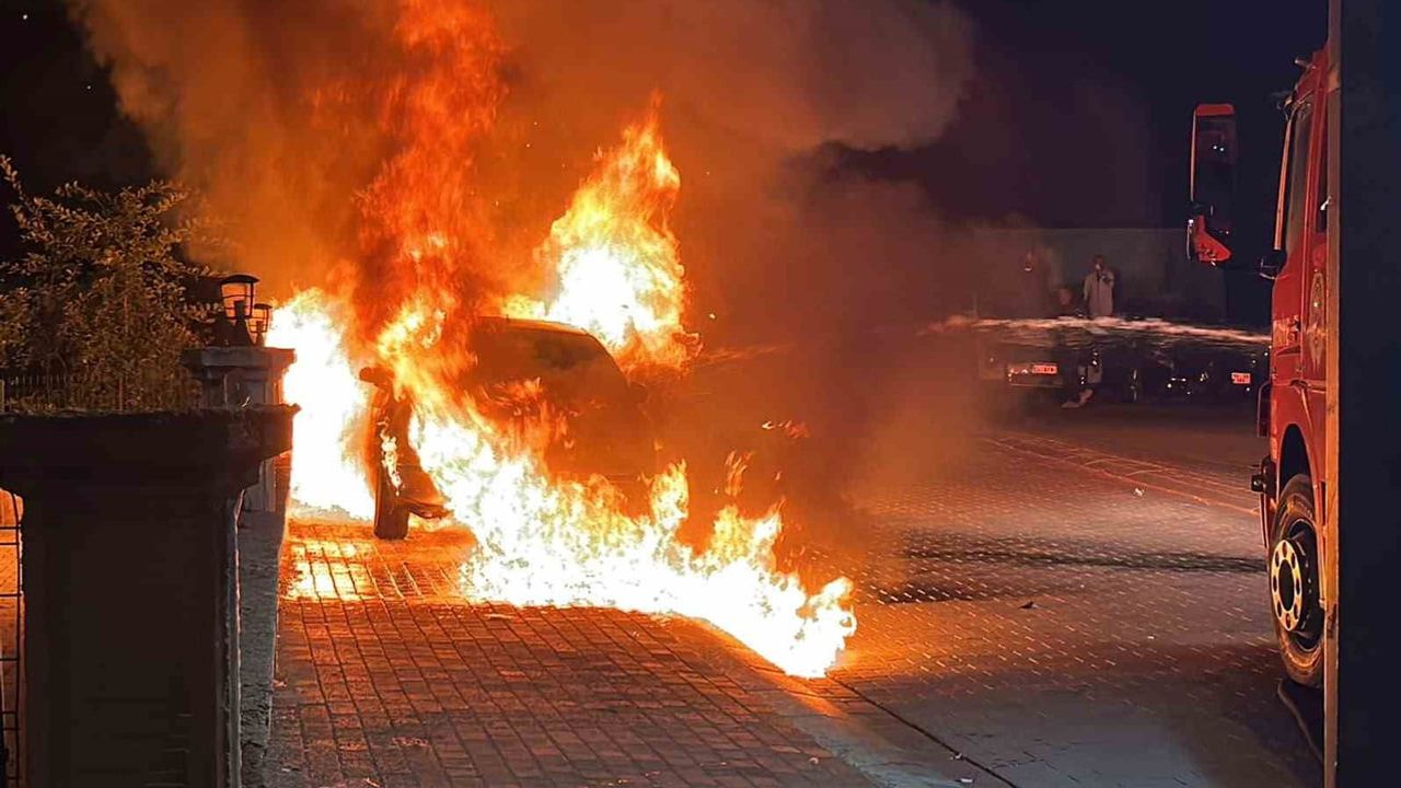 Uşak'ta park halindeki otomobil küle döndü, polis kundaklama ihtimaliyle inceleme başlattı