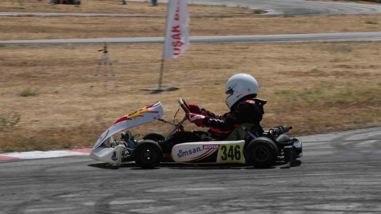 Uşak'ta rüzgar gibi geçen karting düellosu: gençler ve kadınlar kürsüye çıktı