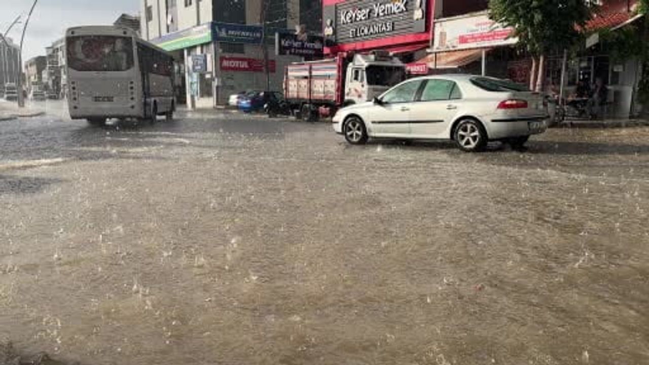 Uşak'ta sağanak yaşamı aksattı: yollar göle döndü