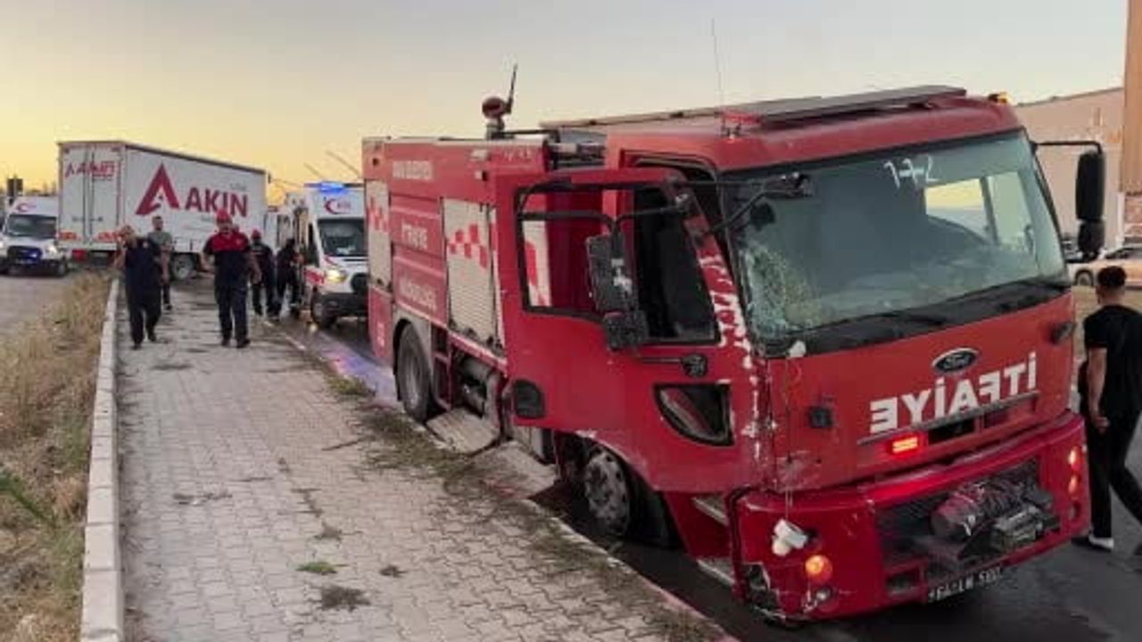 Uşak'ta yangın müdahalesine giden araç kamyonla çarpıştı: bir ölü, iki yaralı