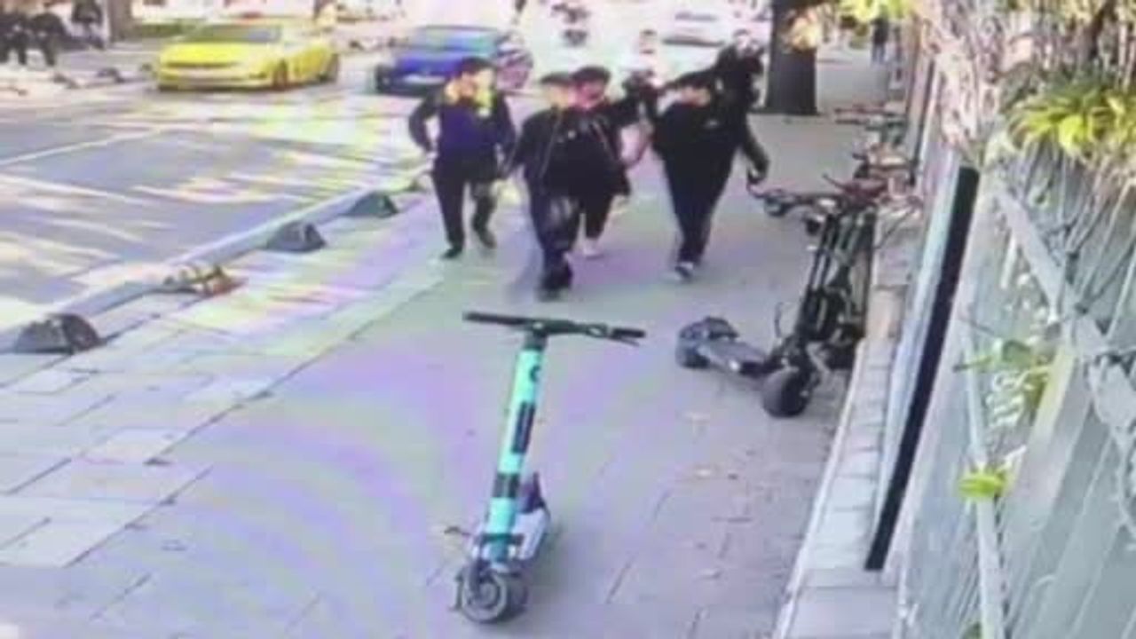 Üsküdar'da direksiyonu kaybeden sürücü kaldırıma çıkarak yayalara çarptı
