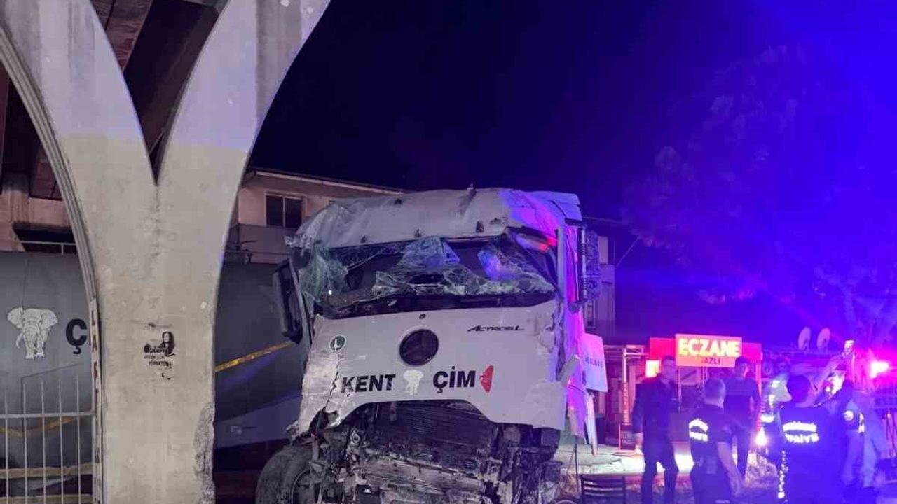 Üst geçide çarpan tırın sürücüsü yaralandı