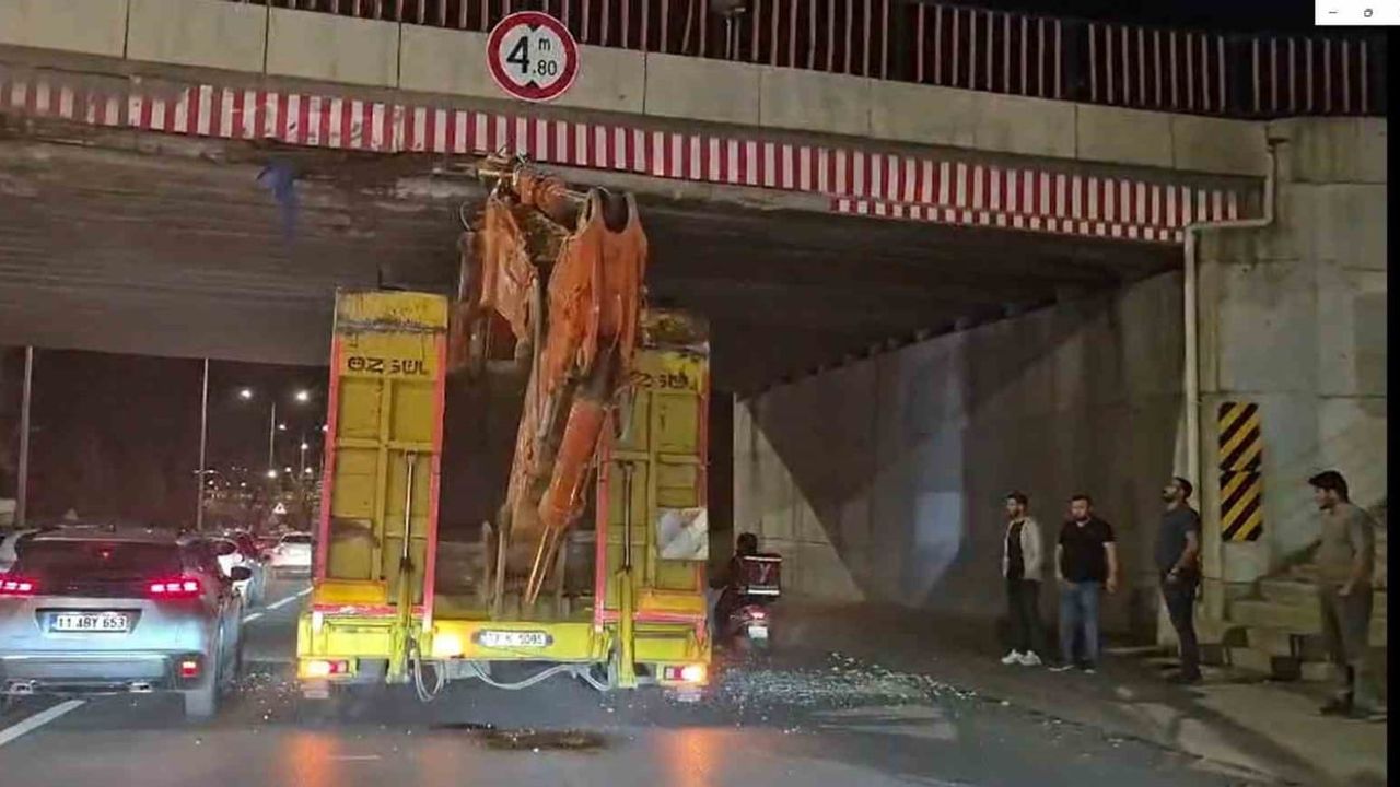 Üst geçide takılan tırı lastik indirerek kurtardılar