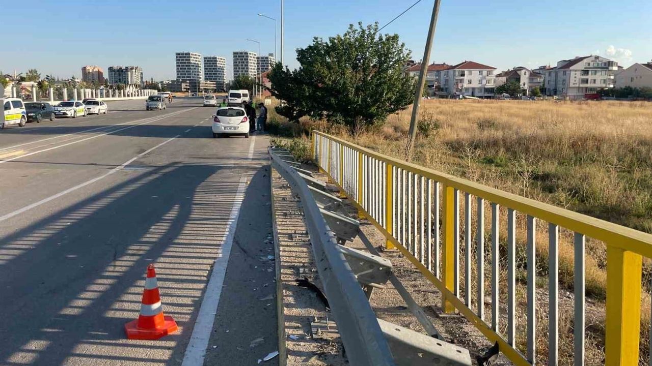 Üst geçitte lastik patlaması kazaya yol açtı: sürücü hastaneye kaldırıldı