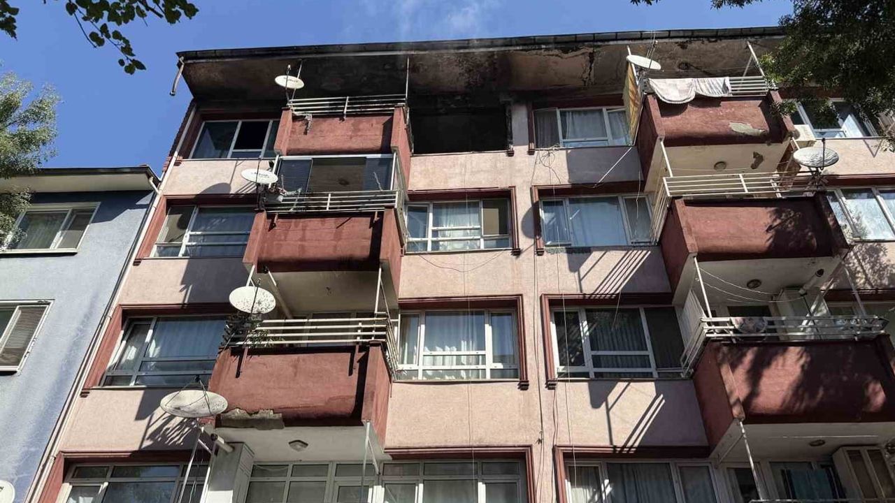Üst kattaki yangın Adapazarı'nda mahalleyi sokağa döktü