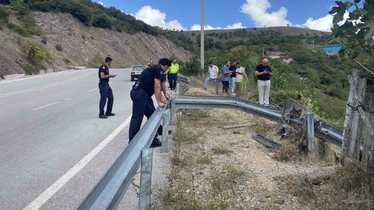 uyarı tabelasına rağmen rampaya giren kamyon bariyerleri kırıp şarampole yuvarlandı